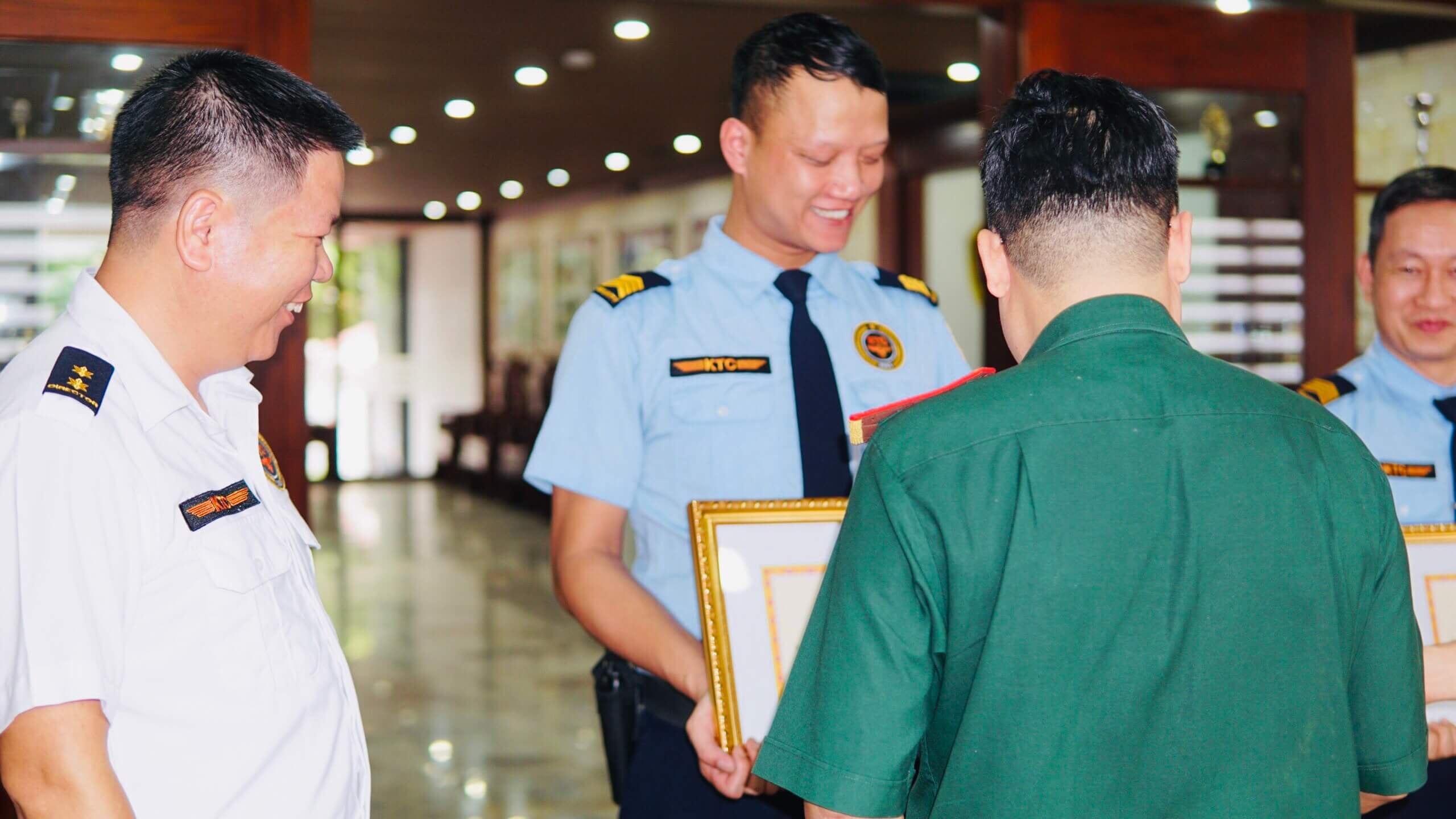 (Tiếng Việt) Đón nhận Giấy khen của Bệnh viện TWQĐ 108
